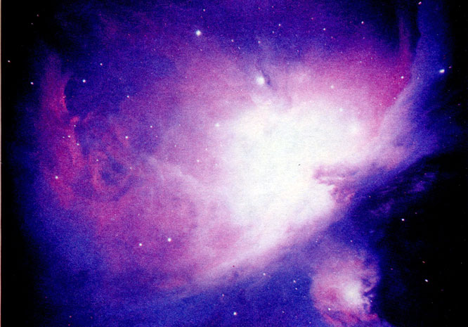 Фото 1. Туманность в созвездии Орион. Гигантские массы газа и пыли, которые окружают центральную звезду в группе, образующей 'меч' Ориона, - еще одна иллюстрация распространенности во Вселенной водорода. Излучение нескольких 'горячих' звезд в этой туманности вызывает свечение окружающих их газов на определенных, характерных для них частотах. Красный цвет на фотографии соответствует свечению водорода, голубой-кислорода и азота, белый - смеси газов. (© Калифорнийский технологический институт, 1959 г.)