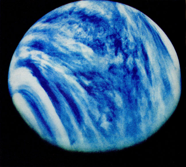 Фото 2. Изображение Венеры в УФ-диапазоне спектра, полученное космическим аппаратом 'Маринер-10', позволяет выявить структуру облачного слоя. Голубой цвет создан искусственно. (НАСА и Лаборатория реактивного движения.)