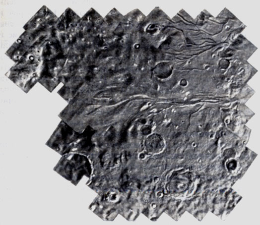 Рис. 9. Разветвленные русла на поверхности Марса. (Если эти русла кажутся вам возвышенностями, поверните картинку на 180°.) Эта область расположена к западу от места посадки 'Викинга-1'. Видны старые кратеры, образованные до наводнения и размытые им, и новые - возникшие позже. Эта и последующие фотографии марсианской поверхности сделаны космическими аппаратами 'Викинг' с орбиты. (Национальный центр данных по исследованию космического пространства.)